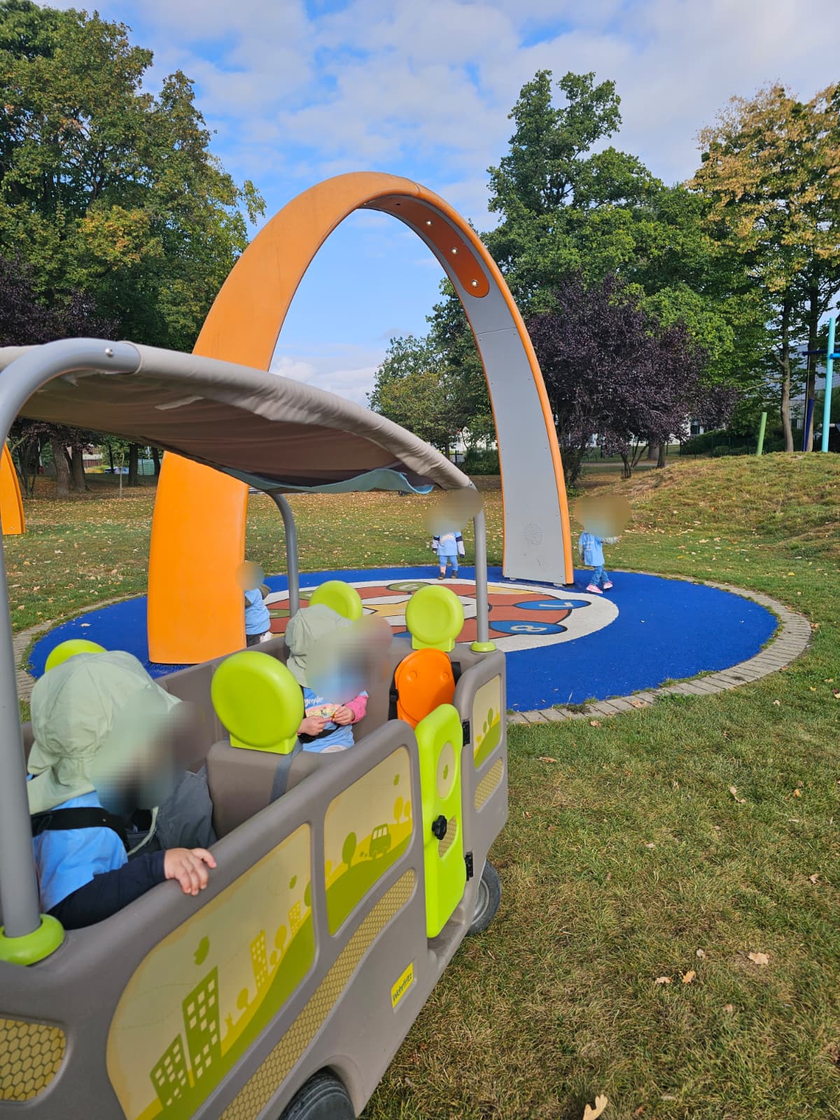 Ausflug mit dem Kinderwagen in den Park